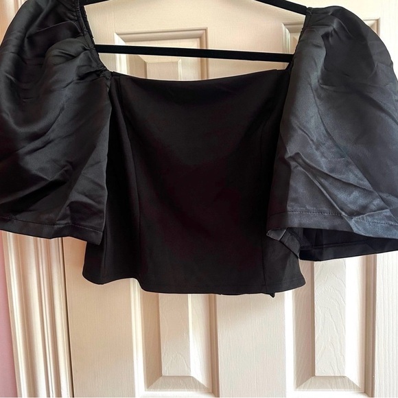 Black top with satin puff sleeves - Picture 4 of 6